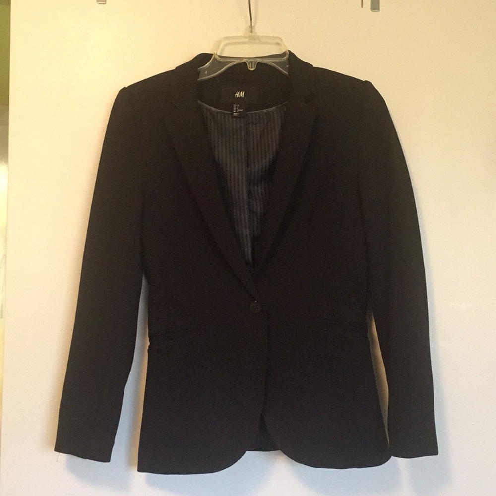 Black tailor-fit blazer